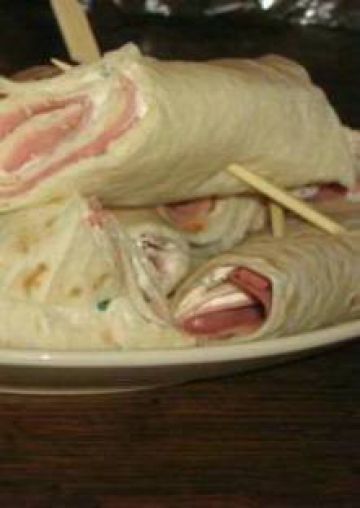 Wraps jambon-Saint môret et dés de tomates Wraps jambon-Saint môret et dés de tomates