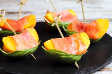 Bouchées de pêche et jambon cru et basilic Bouchées de pêche et jambon cru et basilic