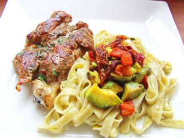 Cuisses de poulet marinées à la provençale, tomates séches, pâtes au pesto..