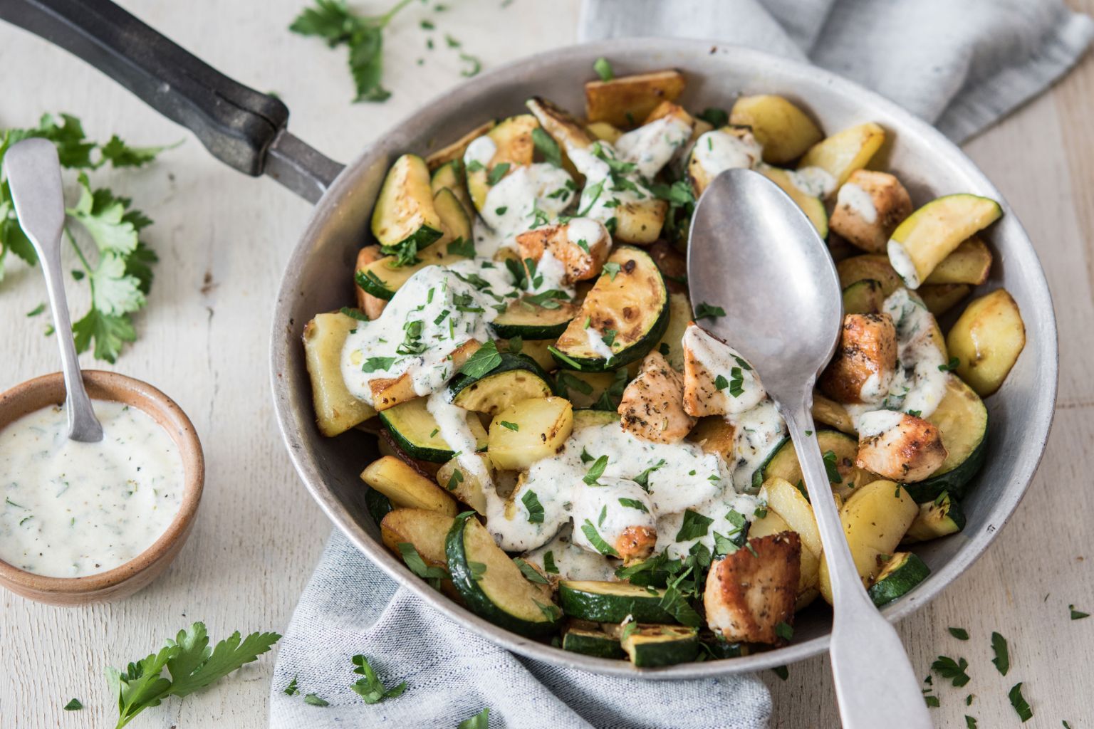 Sauté de poulet et sauce yaourt aux herbes Sauté de poulet et sauce yaourt aux herbes