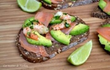 Tartines au saumon fumé, avocat mariné au citron vert et crevettes persillées Tartines au saumon fumé, avocat mariné au citron vert et crevettes persillées
