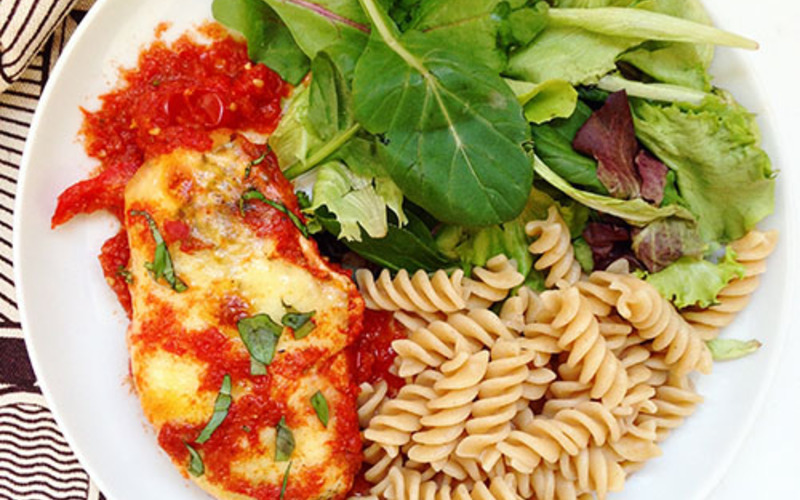 Poulet à la mozzarella et sauce tomate Poulet à la mozzarella et sauce tomate