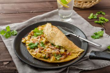 Omelette persillée aux pommes de terre et lard fumé Omelette persillée aux pommes de terre et lard fumé