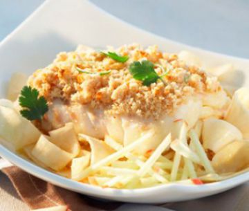 Dos de cabillaud en croûte de noisette, croquant de pommes et céleri-rave à la coriandre Dos de cabillaud en croûte de noisette, croquant de pommes et céleri-rave à la coriandre