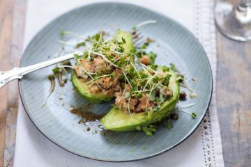 Avocat au tartare de saumon à l’huile essentielle de pamplemousse Avocat au tartare de saumon à l’huile essentielle de pamplemousse