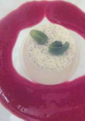 Panna cotta à la vanille et son coulis de framboise Panna cotta à la vanille et son coulis de framboise