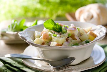 Salade de pommes de terre, courgette et tomates vertes Salade de pommes de terre, courgette et tomates vertes
