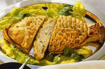 Feuilleté de saumon sur lit de laitue Feuilleté de saumon sur lit de laitue