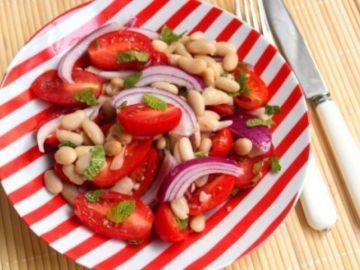 Salade de haricots blancs et tomates cerises à la menthe