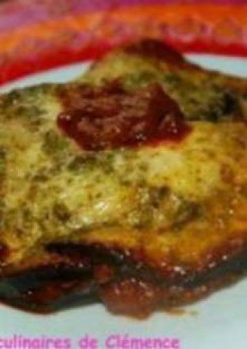 Mille-feuille d'aubergine à la sauce tomate Mille-feuille d'aubergine à la sauce tomate