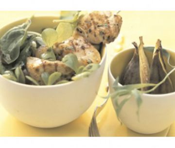 Brochettes de poulet au miel salade de mesclun et figues crues Brochettes de poulet au miel salade de mesclun et figues crues