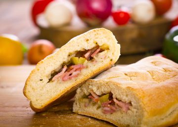 Calzone aux olives, allumettes de jambon et fromage Calzone aux olives, allumettes de jambon et fromage