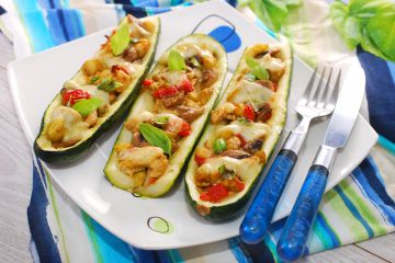 Courgettes farcies aux tomates séchées, poulet et mozzarella Courgettes farcies aux tomates séchées, poulet et mozzarella