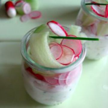 Verrines de radis et concombre au chèvre Verrines de radis et concombre au chèvre