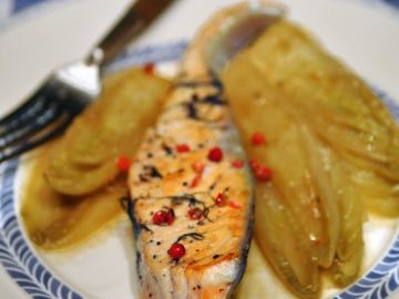 Saumon à la plancha, endives caramélisées au café Saumon à la plancha, endives caramélisées au café