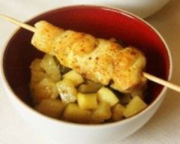Brochettes de poulet au curry et poêlé de courgette et ananas  
