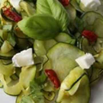 Salade de courgettes au basilic, piment et citron Salade de courgettes au basilic, piment et citron