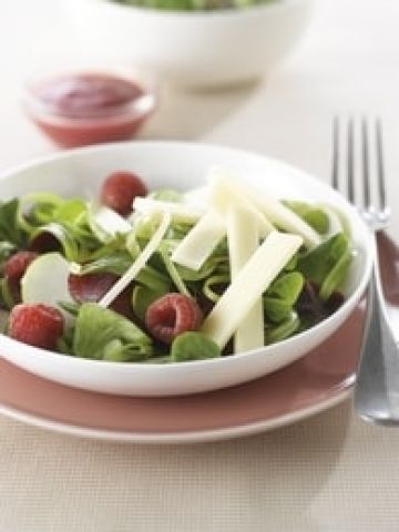 Salade rose au Comté, pommes, betteraves et framboises Salade rose au Comté, pommes, betteraves et framboises