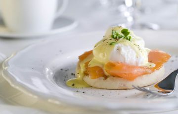 Oeufs pochés au saumon fumé et sauce hollandaise Oeufs pochés au saumon fumé et sauce hollandaise
