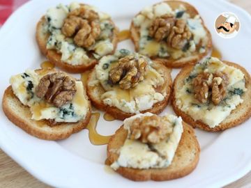 Toasts au roquefort, noix et miel Toasts au roquefort, noix et miel