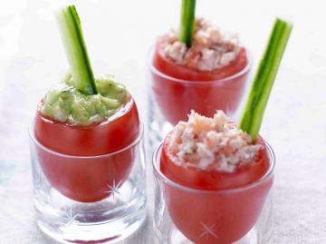 Tomates à la coque, mouillettes de concombre Tomates à la coque, mouillettes de concombre