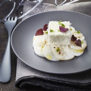 Carré Frais® à la noix de coco sur un carpaccio de noix de Saint-Jacques et Chou-rave au combava Carré Frais® à la noix de coco sur un carpaccio de noix de Saint-Jacques et Chou-rave au combava