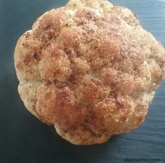 Chou-fleur entier rôti au beurre, à l'ail et au paprika Chou-fleur entier rôti au beurre, à l'ail et au paprika