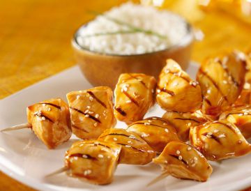 Brochettes de poulet sauce soja sucrée Brochettes de poulet sauce soja sucrée