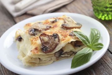 Lasagne aux champignons, tofu, sauce béchamel et soja Lasagne aux champignons, tofu, sauce béchamel et soja