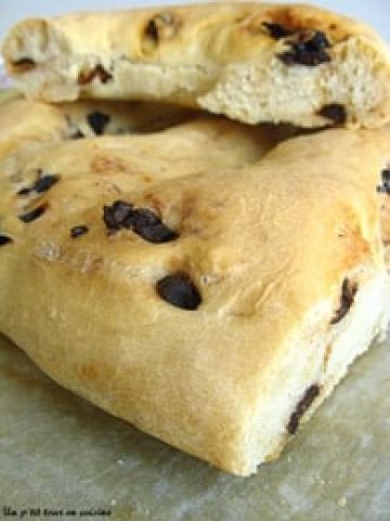 Fougasse aux tomates séchées et aux olives noires Fougasse aux tomates séchées et aux olives noires