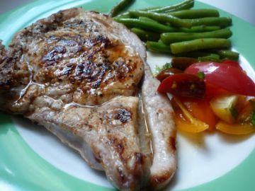 Cotelette de veau aux haricots verts sautés et tomates colorées Cotelette de veau aux haricots verts sautés et tomates colorées