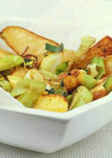 Pommes de terre au four avec poires et poireaux