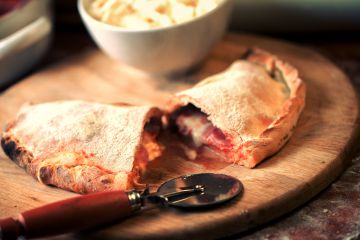 Calzone aux tomates, jambon de Parme à la mozzarella Calzone aux tomates, jambon de Parme à la mozzarella