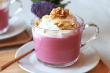 Cappuccino de betteraves, crème fouettée à la feta et noix Cappuccino de betteraves, crème fouettée à la feta et noix