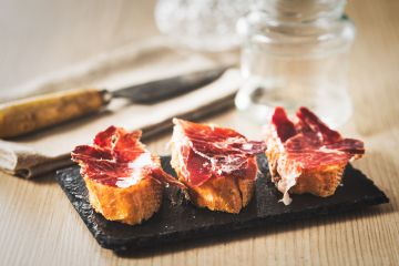 Pain de campagne sec, tomates et jambon façon tapas Pain de campagne sec, tomates et jambon façon tapas