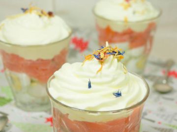 Verrines de saumon, oeufs de caille et crème au citron Verrines de saumon, oeufs de caille et crème au citron