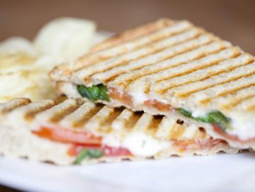 Panini italien aux tomates et mozzarella Panini italien aux tomates et mozzarella