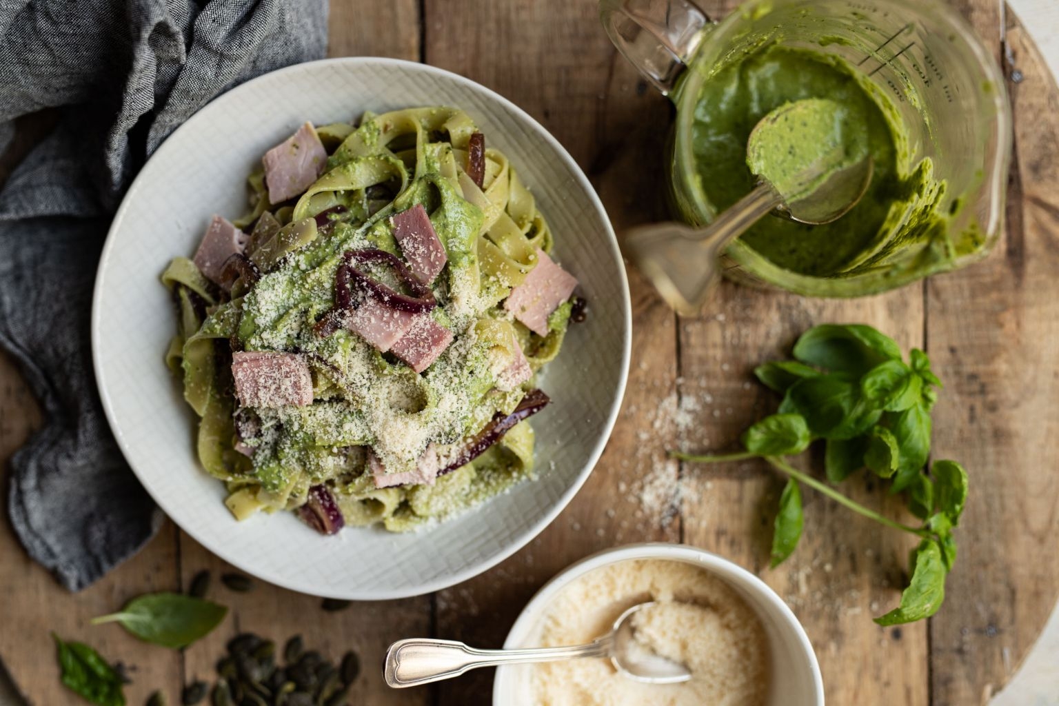 Tagliatelles fraîches au pesto de basilic et jambon de Paris Tagliatelles fraîches au pesto de basilic et jambon de Paris