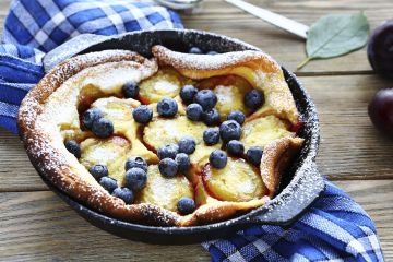 Clafoutis aux prunes et myrtilles