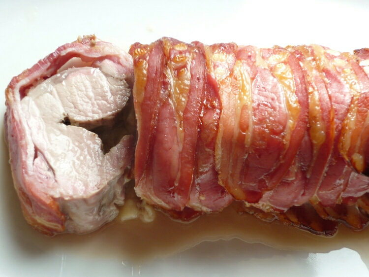 Filet mignon de porc farci au fromage frais aux herbes. Filet mignon de porc farci au fromage frais aux herbes.
