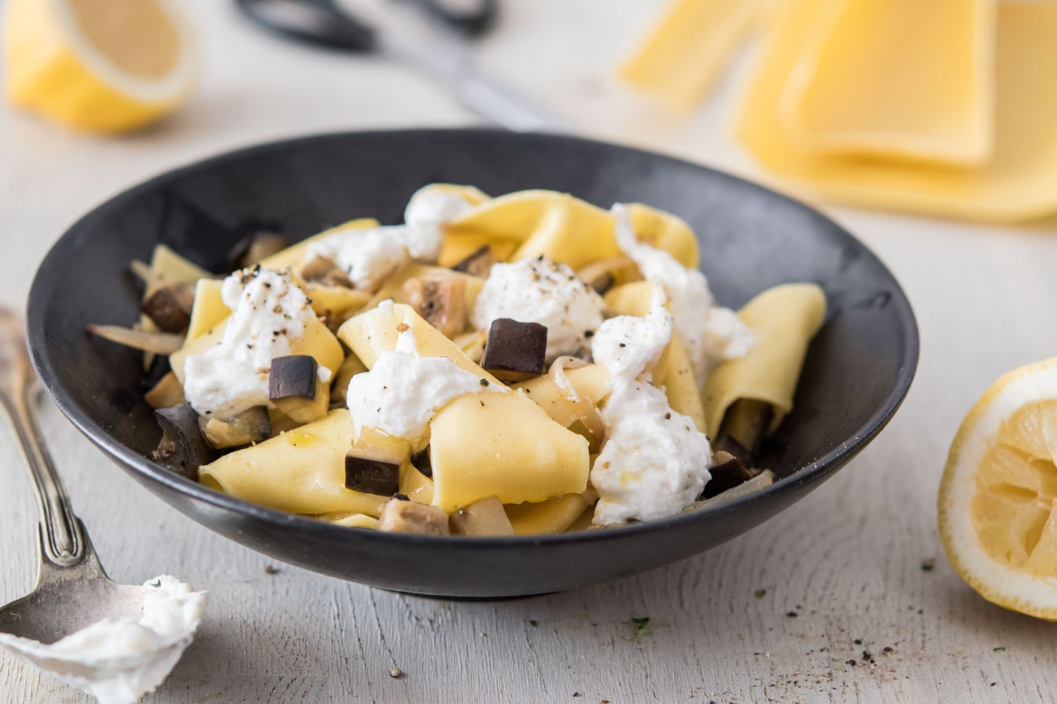 Parpadelle à l'aubergine, citron et ricotta Parpadelle à l'aubergine, citron et ricotta