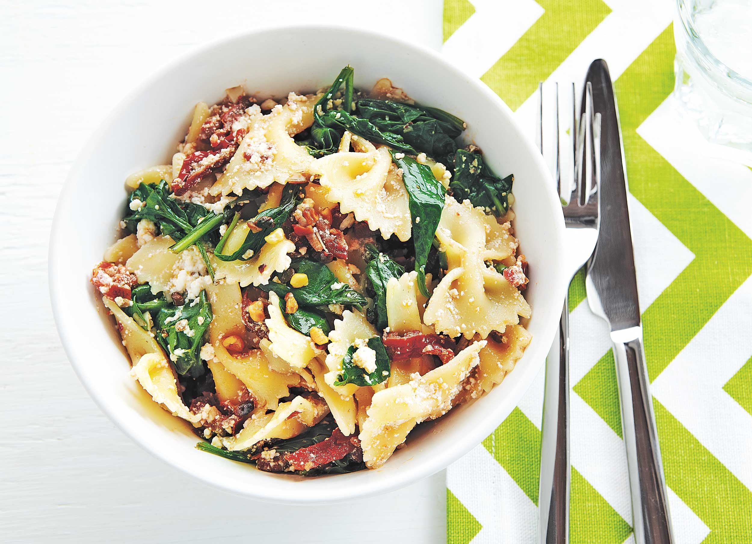 Salade de farfalle aux tomates séchées et à l'épinard Salade de farfalle aux tomates séchées et à l'épinard