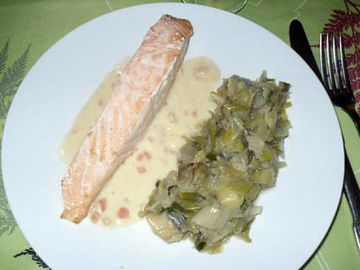 Filet de saumon, fondue de poireaux et beurre citronnée Filet de saumon, fondue de poireaux et beurre citronnée