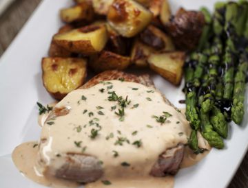 Filet mignon à la moutarde et pommes aux herbes Filet mignon à la moutarde et pommes aux herbes