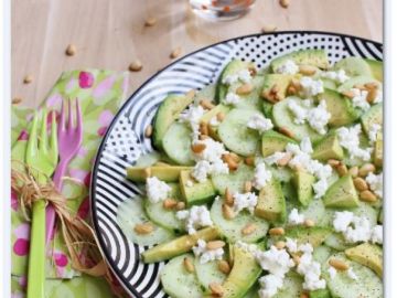 Salade de concombre, avocat, chèvre frais et pignons Salade de concombre, avocat, chèvre frais et pignons