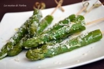 Asperges vertes grillées, huile d'olive au citron et parmesan Asperges vertes grillées, huile d'olive au citron et parmesan