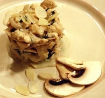Timbale de poulet aux champignons et aux amandes