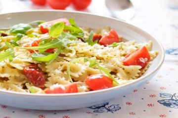 Salade de pâtes, tomates, feta et roquette Salade de pâtes, tomates, feta et roquette