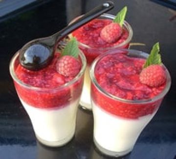 Panna cotta à la gelée de framboises