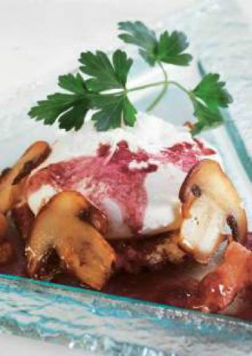Oeufs pochés, poêlée de champignons au vin rouge Oeufs pochés, poêlée de champignons au vin rouge